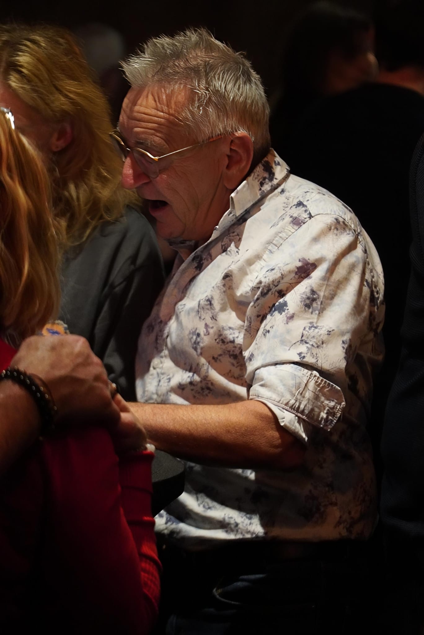 Participant senior chantant lors d’une soirée A tue-tête